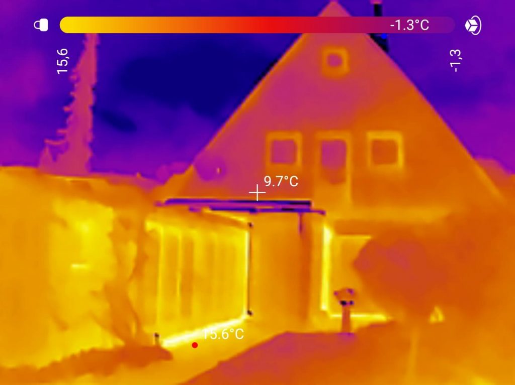 Thermografie eines Wohngebäudes mit Wärmebildkamera